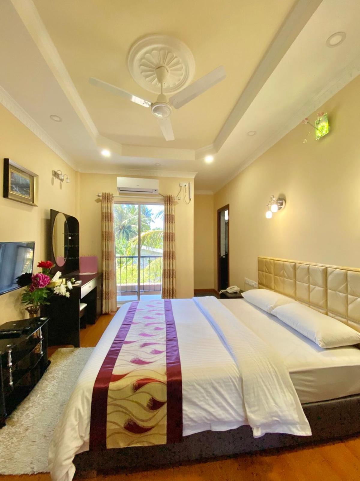 Abuharee Grand Hotel Addu City Ngoại thất bức ảnh
