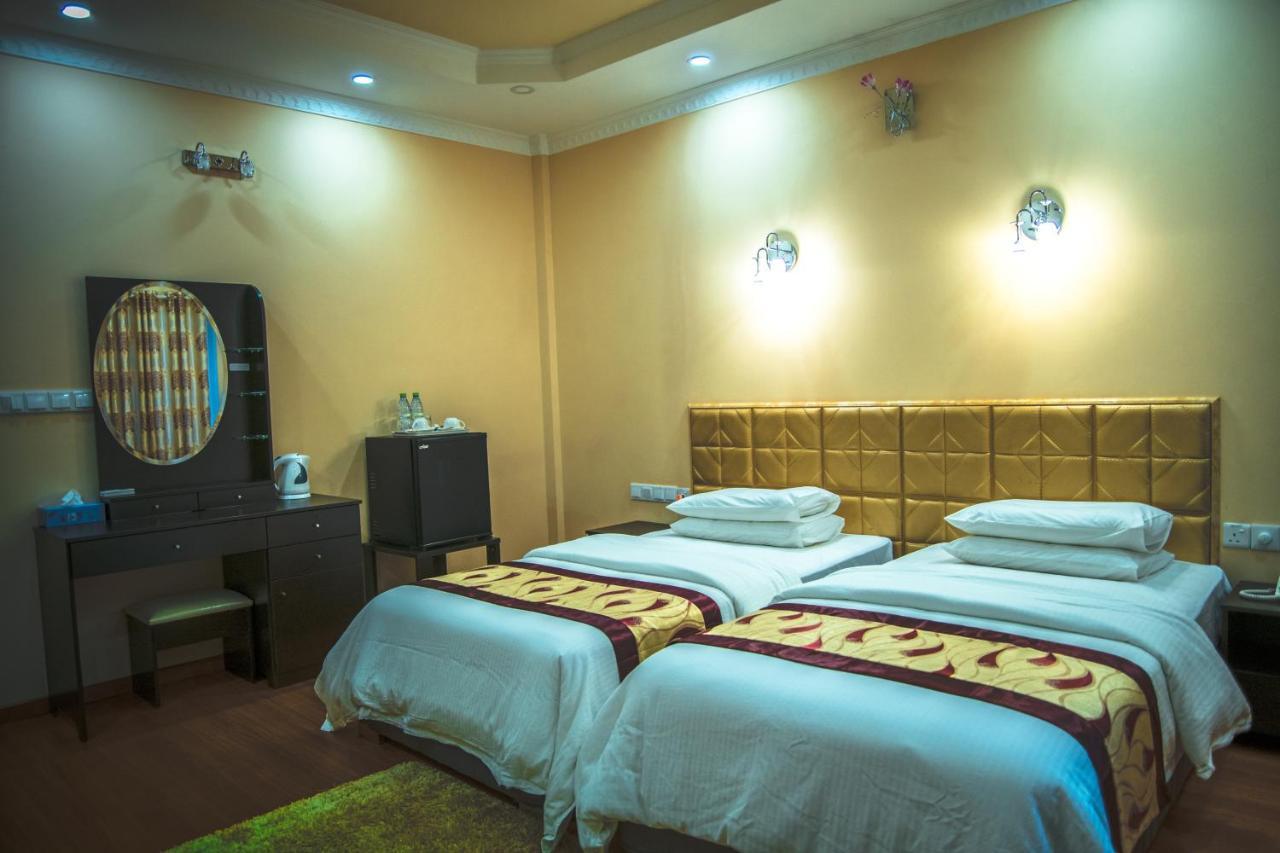 Abuharee Grand Hotel Addu City Ngoại thất bức ảnh